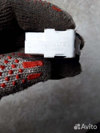 Концевик двери Mercedes C180 W202