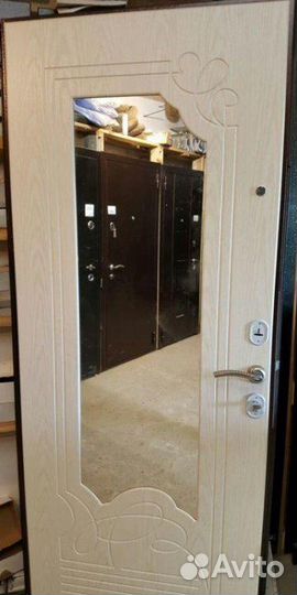 Входная дверь с зеркалом для квартиры