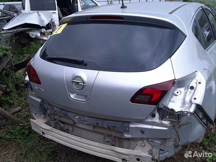 Опель астра J крышка багажника