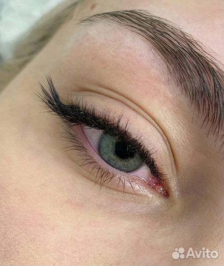 Наращивание ресниц и оформление бровей