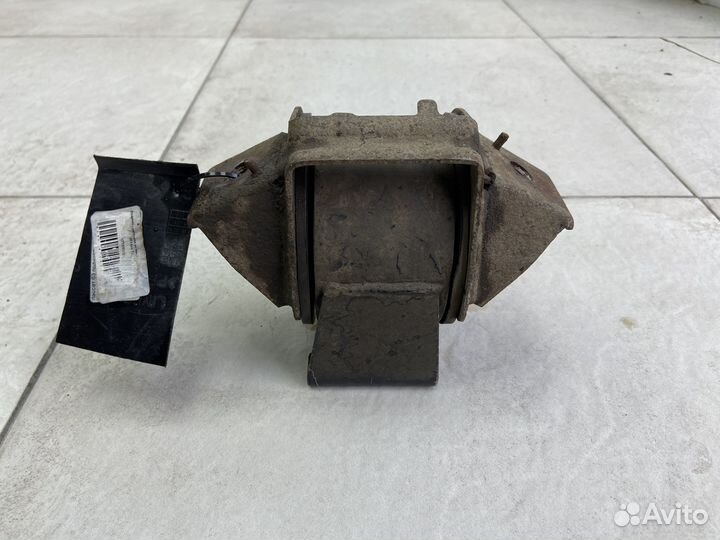 Подушка двигателя Volkswagen Passat B3