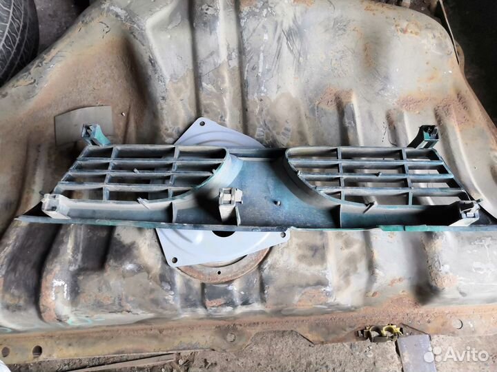Решетка радиатора Nissan Almera N15