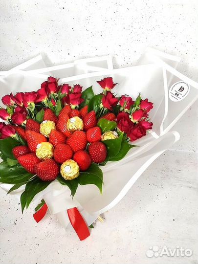 Букет из клубники, шоколада и роз 