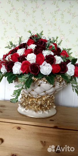 Букет роз из мыльной эмульсии в позолоченной вазе