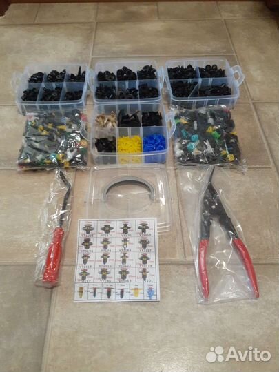 Клипсы автомобильные (1050 штук + 2 съемника)