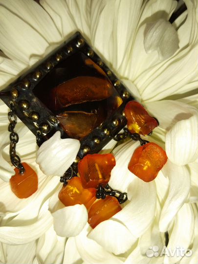 Винтажная брошь янтарь литовский