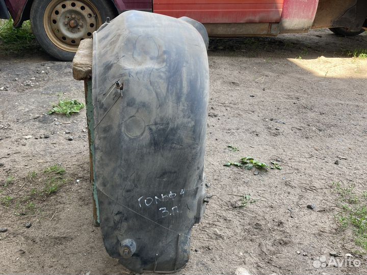 Задний правый подкрылок фольксваген гольф 4