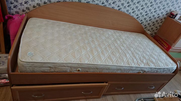 Кровать односпальная с ящиками и матрасом