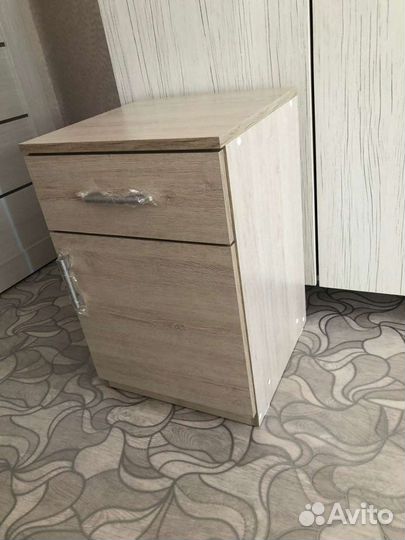 Тумбочка прикроватная