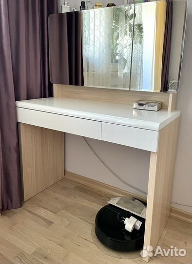 Туалетный столик с зеркалом и подсветкой