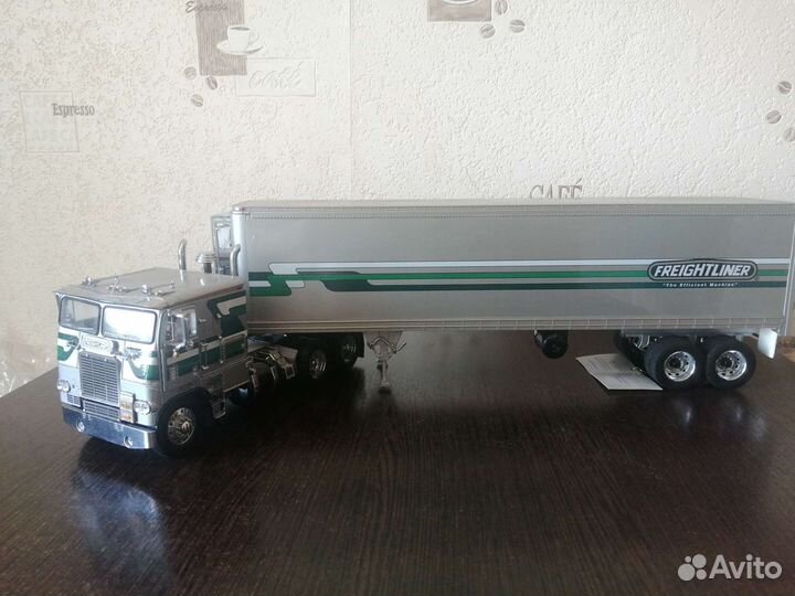 Модель freightliner 1/32
