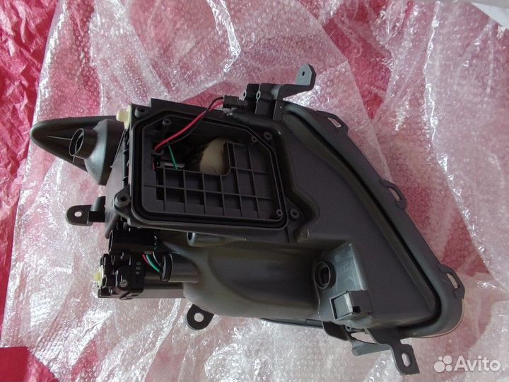 Фара Toyota Ist ксенон 52-064 оригинал новая