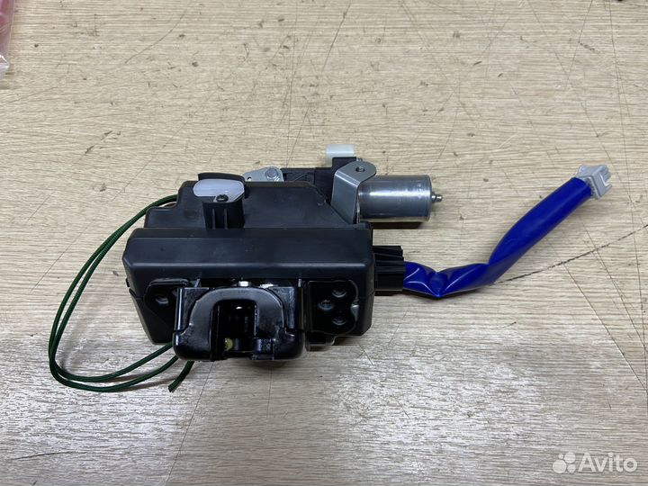 Замок крышки багажника Toyota Rav 4 XA50