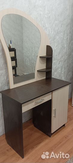 Туалетный столик с зеркалом