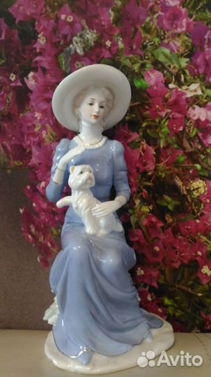 Статуэтка Фарфор. Дама с собачкой