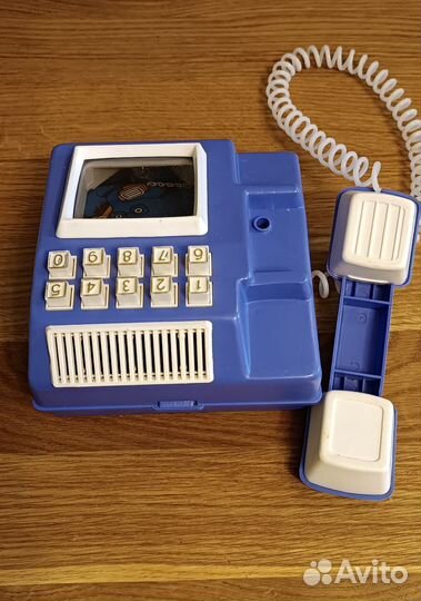 Детский игрушечный телефон из эпохи СССР