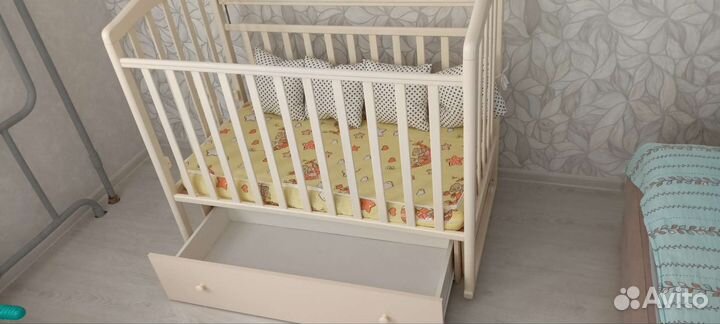 Детская кроватка с маятником и ящиком