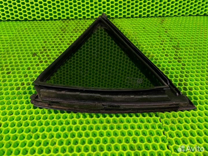 Форточка двери задняя правая Acura Mdx YD1 J35A3