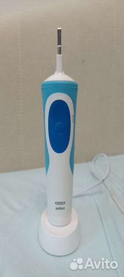 Электрическая зубная щетка oral b