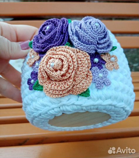 Корзинка из трикотажной пряжи с цветами