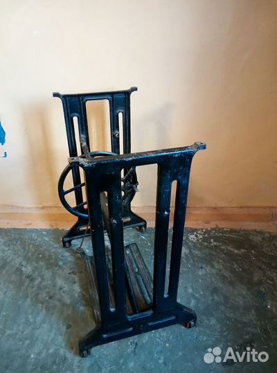 Чугунная станина швейной машинки