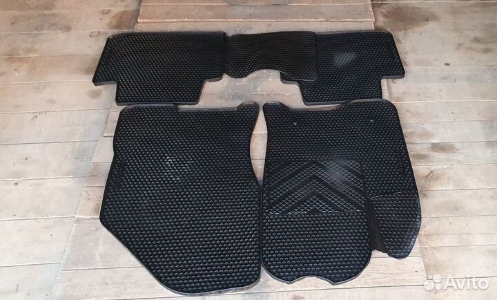 Резиновые коврики на Весту