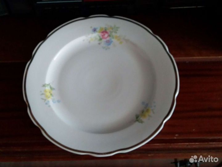 Тарелки, салатницы и блюда фарфоровые разные