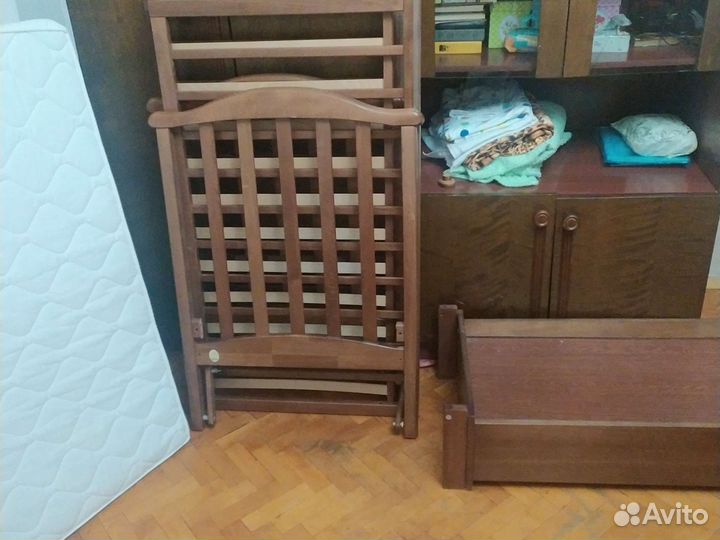 Детская кроватка с маятником и ящиком