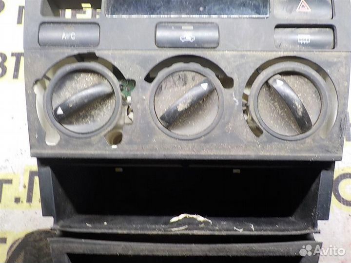 Блок управления печкой Toyota Corolla (E120) 2000