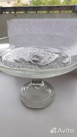 Ваза для фруктов на ножке