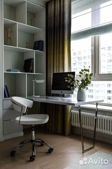 Рабочая зона у окна стол