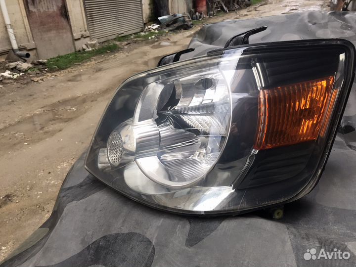 Фара передняя левая на Toyota Noah