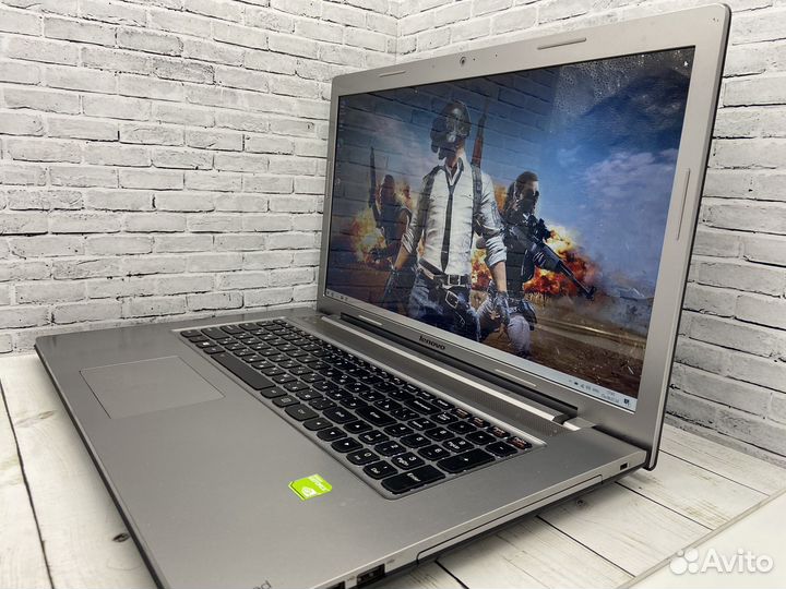 Игровой ноутбук Lenovo / 17.3 / i7 / 8 Gb / FullHD