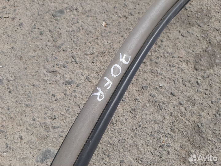 Уплотнитель двери передний правый Camry 30 2azfe