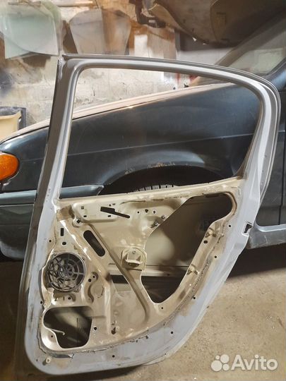 Peugeot 206 задняя правая дверь с ручкой