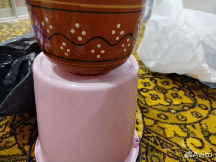 Глиняный горшок для цветов