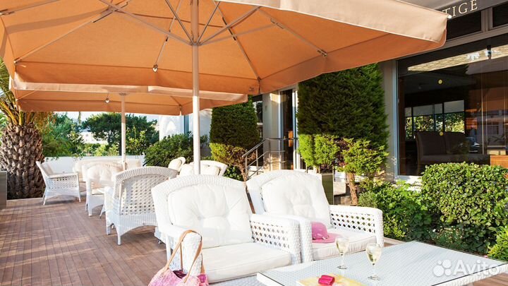 Зонт для кафе. Зонт на боковой опоре. Уличный зонт