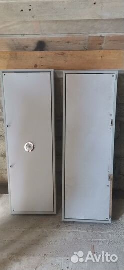 Шкаф витринный с дверцами