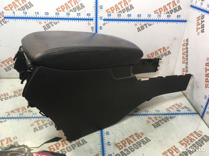 Тойота Камри Подлокотник консоли