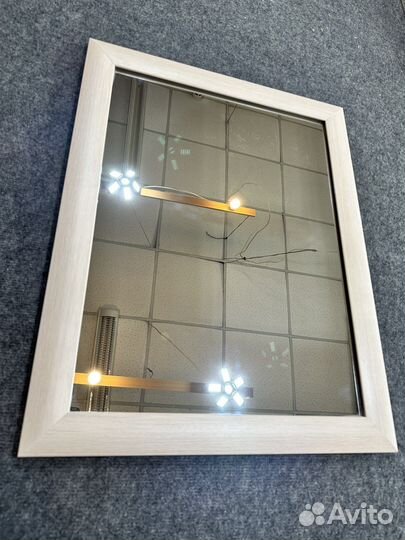 Зеркало в широкой рамке