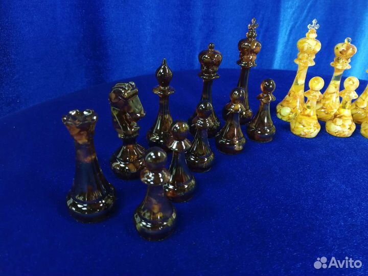 Шахматные фигуры янтарные