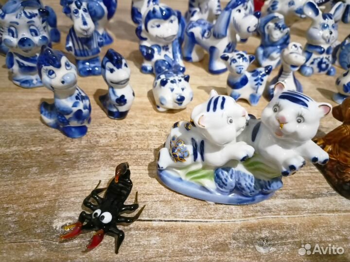 Фигурки и кружка гжель