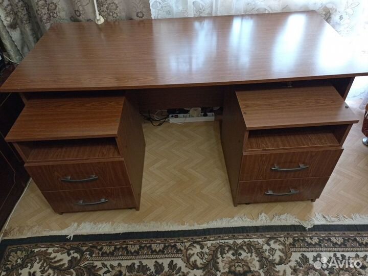 Письменный стол с выдвижными тумбами