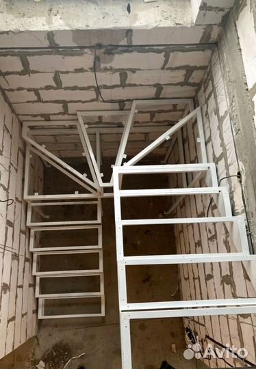 Каркас лестницы из металла