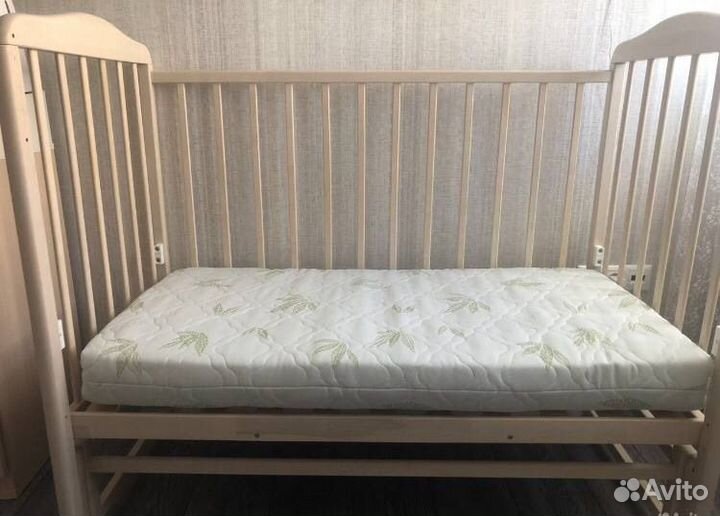 Детская кроватка с маятником
