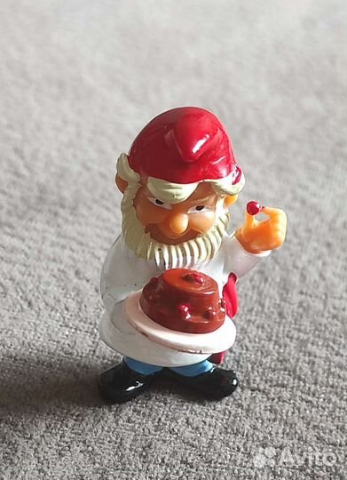 Фигурка киндер гном кондитер