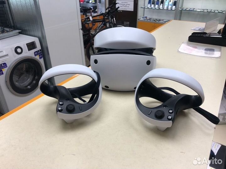 Шлем Sony Playstation VR 2 (центр)