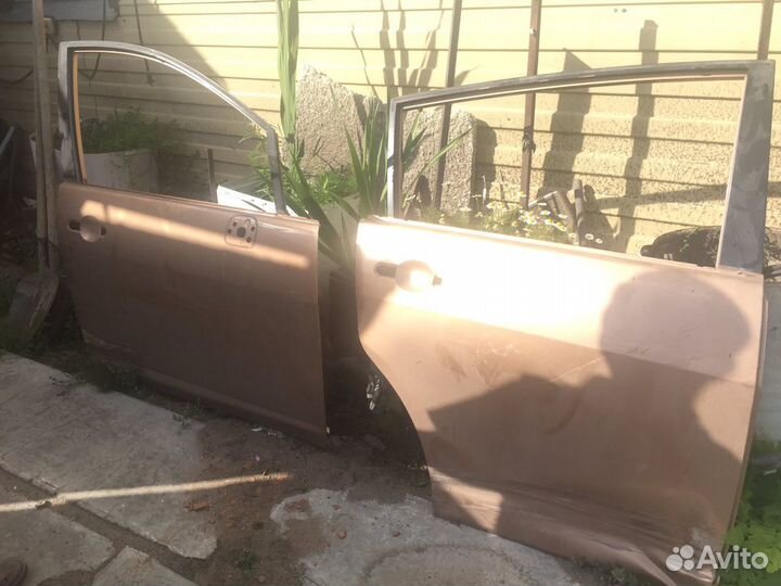 Nissan Tiida 2009 г/ хэтчбек двери