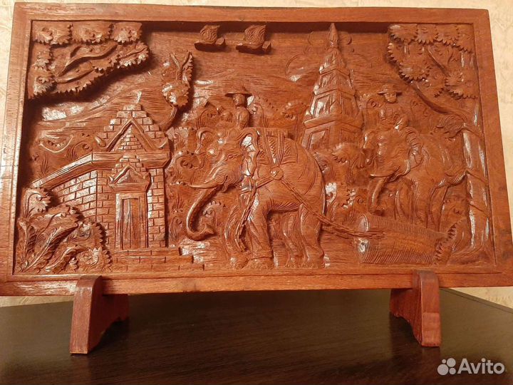 Резное панно из дерева