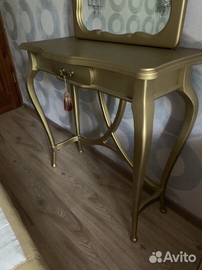 Консольный стол с зеркалом